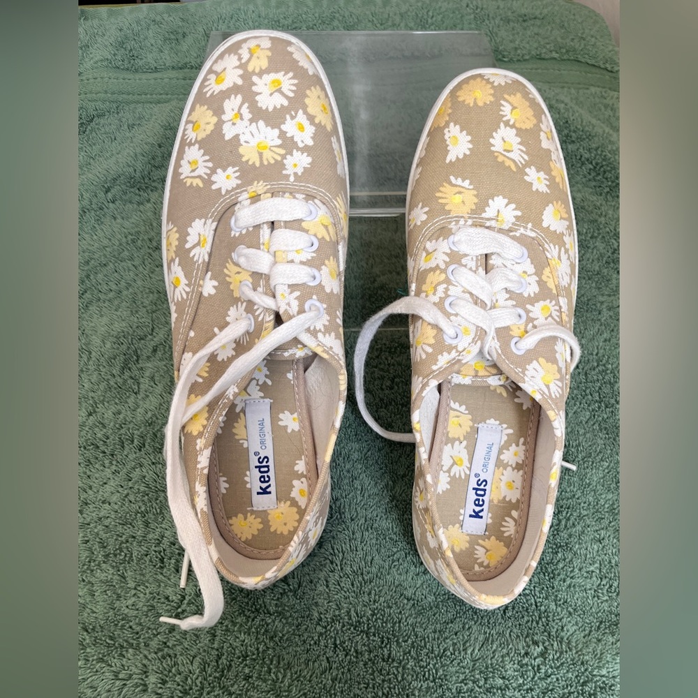 Keds Champion lace up with daisies galore!